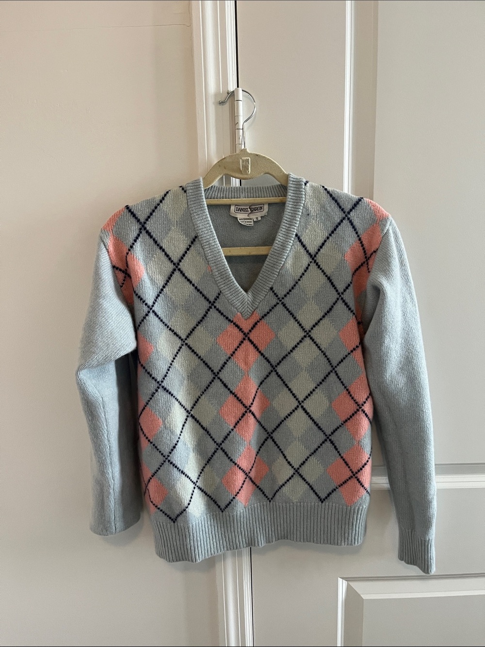 Classic V-Neck Argyle Sweater in Light Blue and Pink 100% Cashmere
